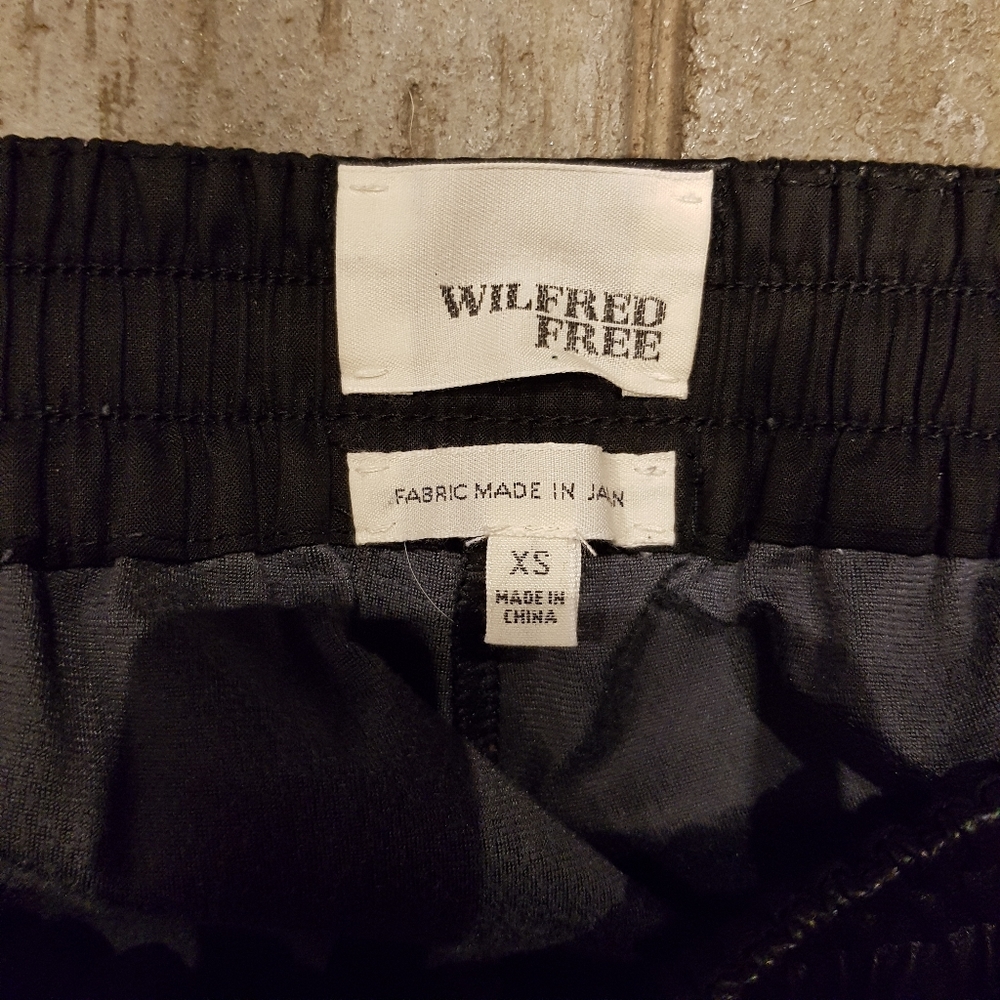 Aritzia Wilfred faux leather cropped pants - Picture 2 of 5